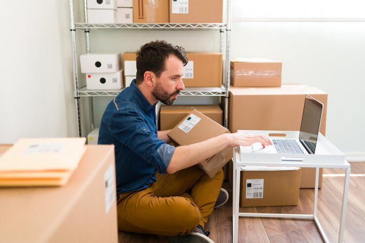 Homem em seu e-commerce